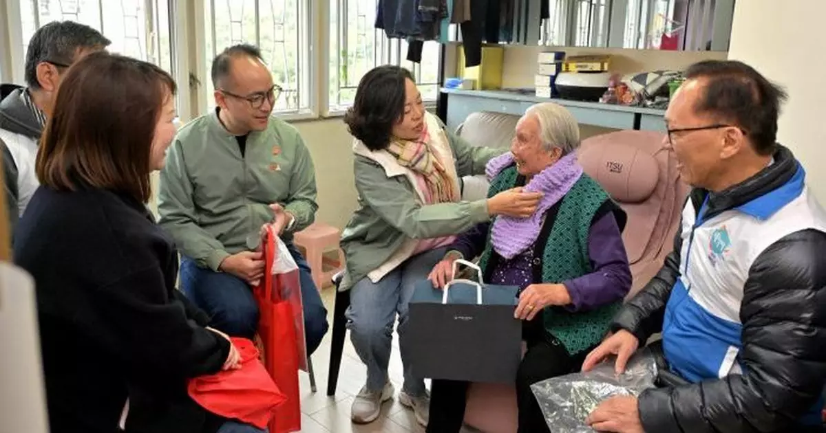 麥美娟及甯漢豪分別屯門和葵青探訪獨居長者