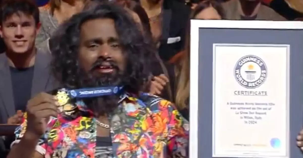 印度特技人用舌頭1分鐘截停57把電風扇 創世界紀錄