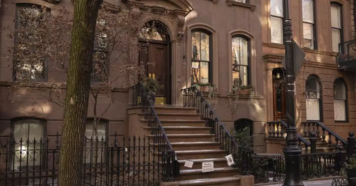 日夜都有閃光燈！不堪遊客騷擾 美劇《色慾都市》取景地在門廊前裝大門