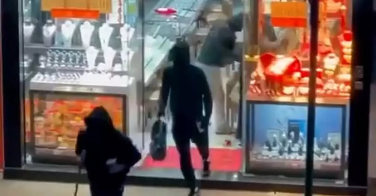 上水珠寶店劫案有關車輛林錦公路撞私家車　車上三人逃去