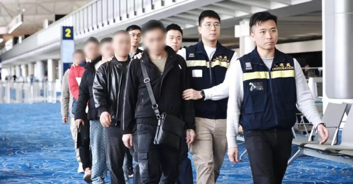 入境處將24名越南籍非法入境者及逾期逗留人士遣返越南