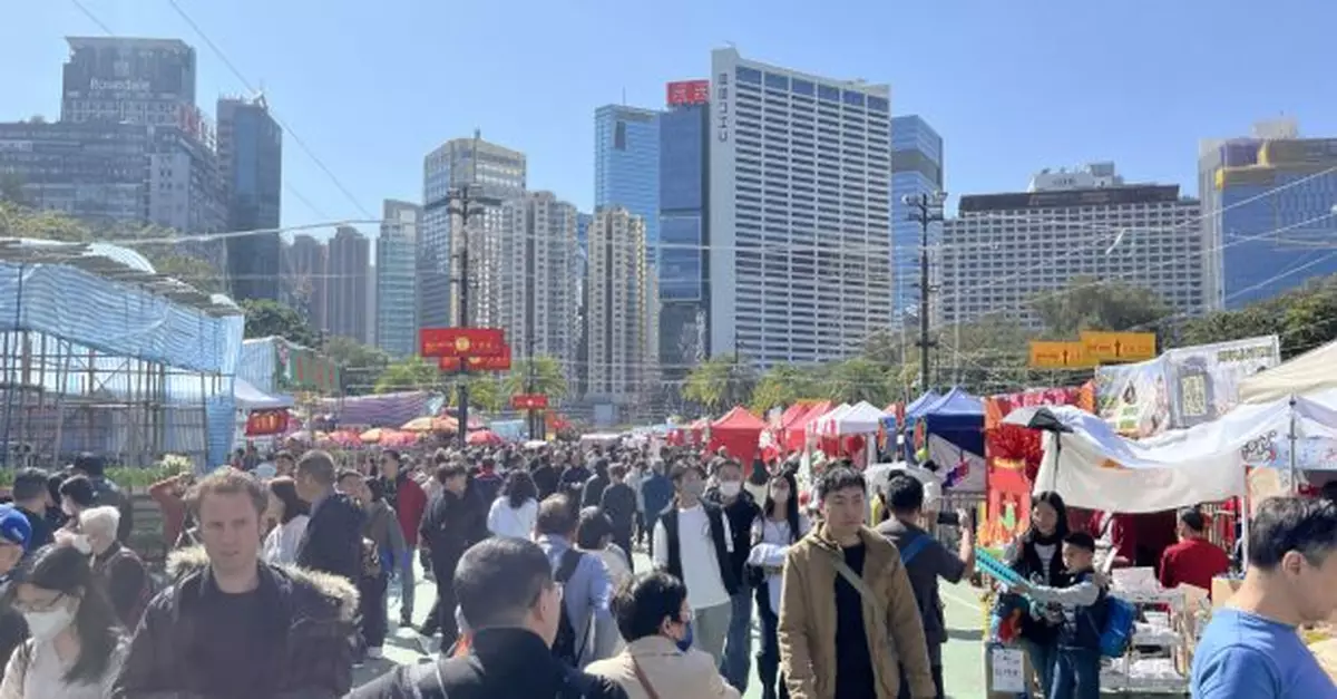 不少市民到維園年宵市場感受氣氛　有攤檔減價促銷