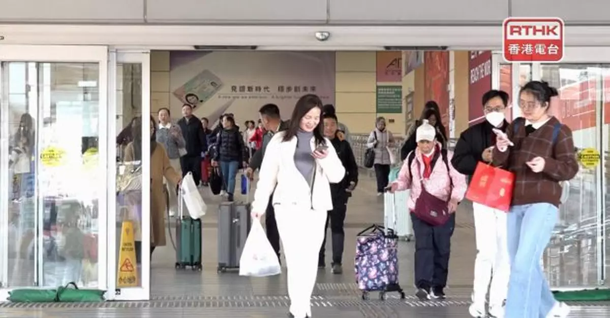 截至晚上9時超過34萬人次港人出境 內地客逾10萬人次入境
