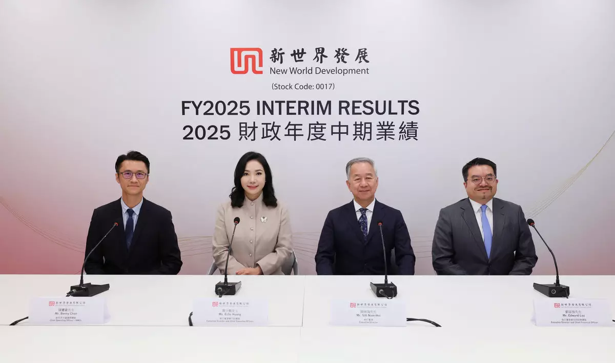新世界發展執行董事兼行政總裁黃少媚(左二)、新世界發展執行董事兼物業發展主管薛南海(右二)、新世界執行董事兼首席財務總監劉富强(右一)、新世界中國運營總裁陳耀豪(左一)。