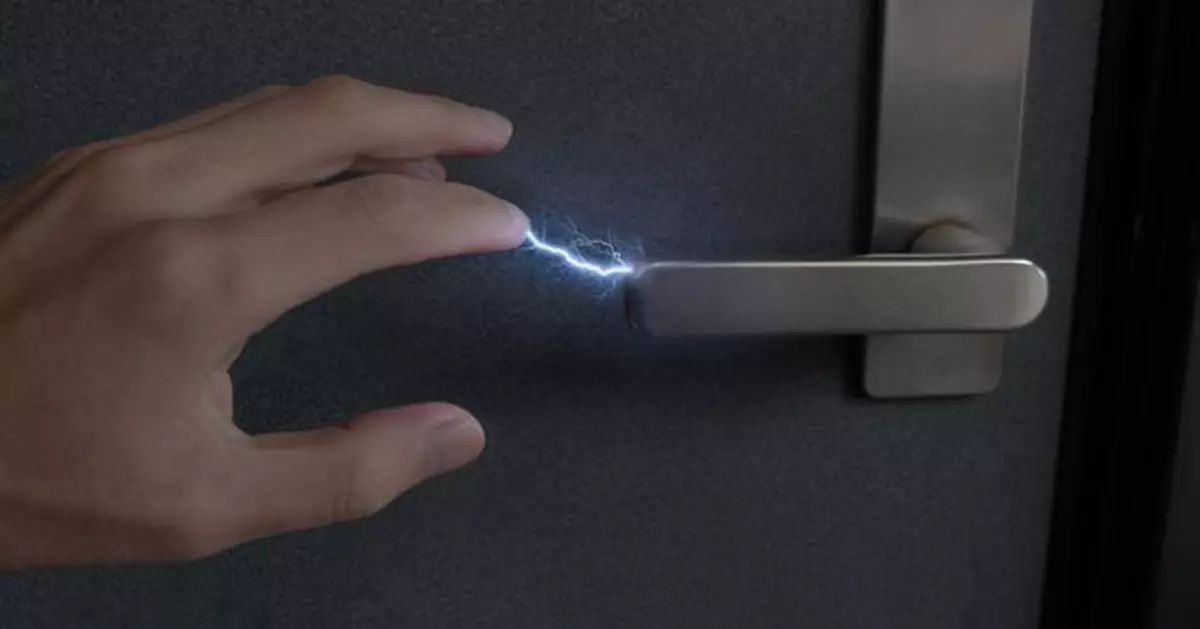 冬天頻受「靜電」困擾 營養師揭：恐與身體6大警訊有關