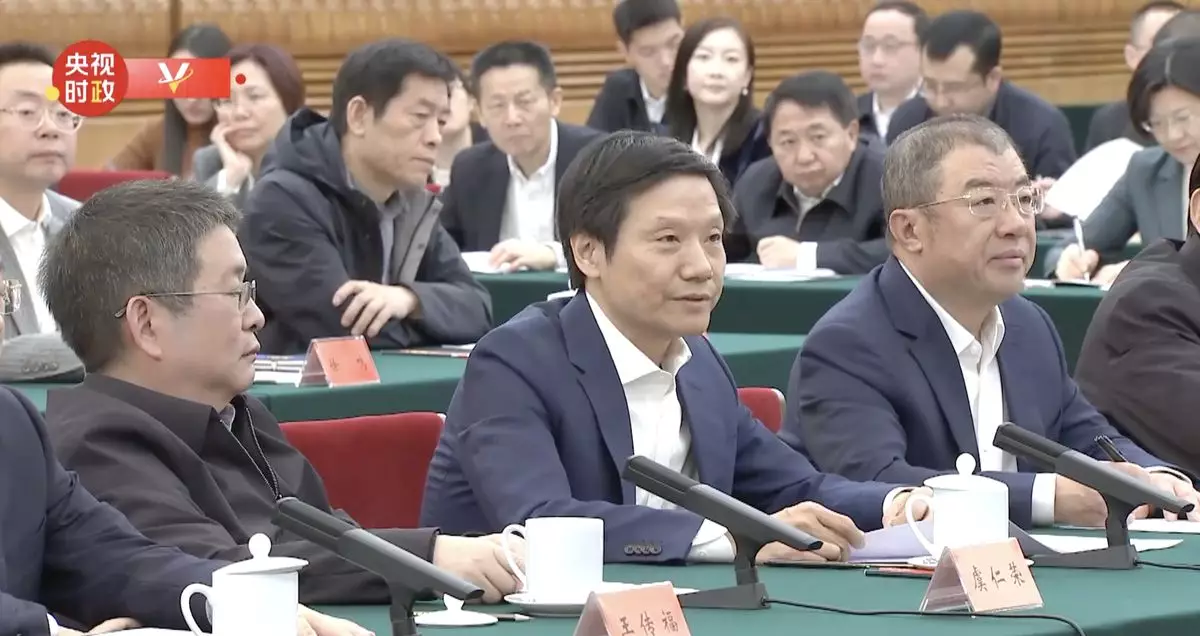 韋爾半導體事長虞仁榮(左)、小米創辦人雷軍(中)、奇安信科技董長齊向東(央視影片截圖)