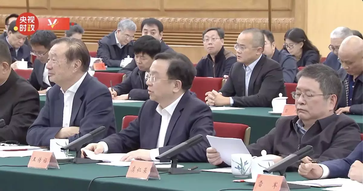 習近平與民企座談,華為董事長任正非(左)、比亞迪創辦人王傳福(中)、韋爾半導體董事虞仁榮。(央視影片截圖)