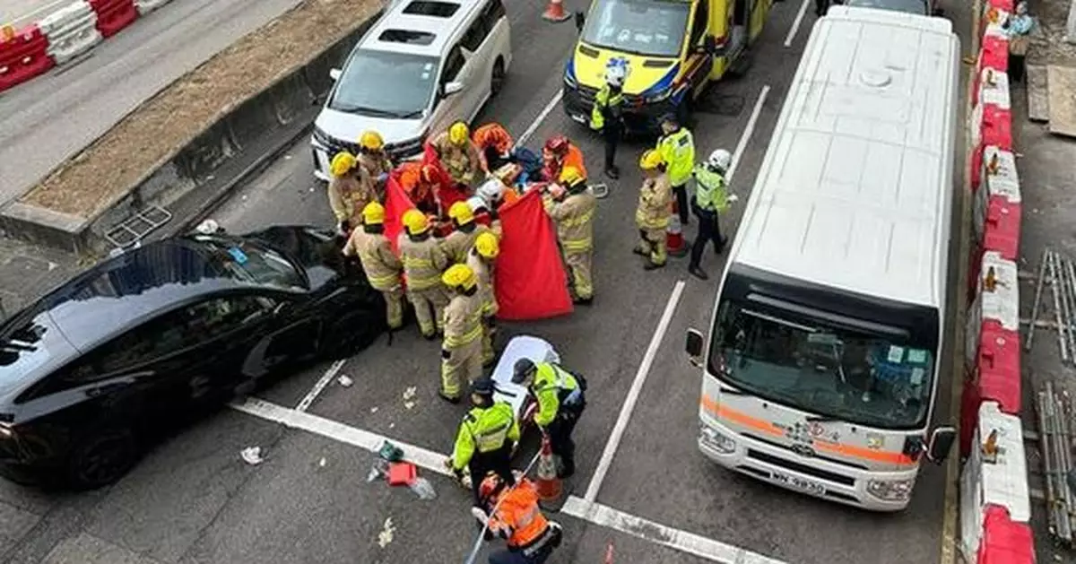 長沙灣兩車相撞 其中一輛私家車剷上行人路 兩名女學生受傷送院