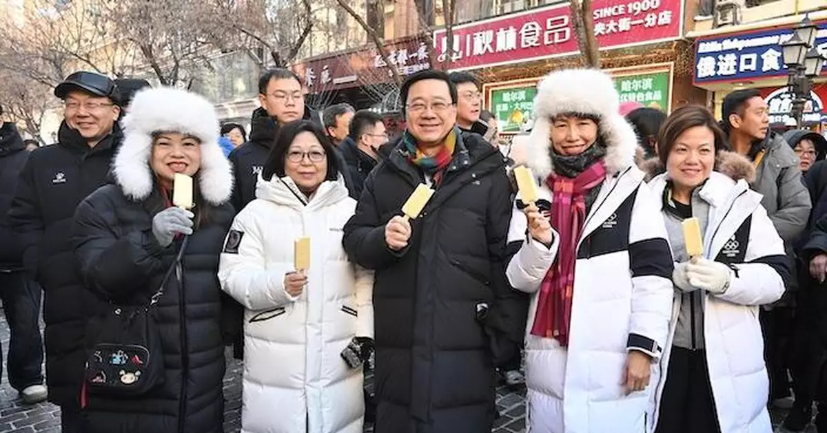李家超哈爾濱晤參加亞冬會交流活動香港青少年 參觀中央大街品嚐當地小食