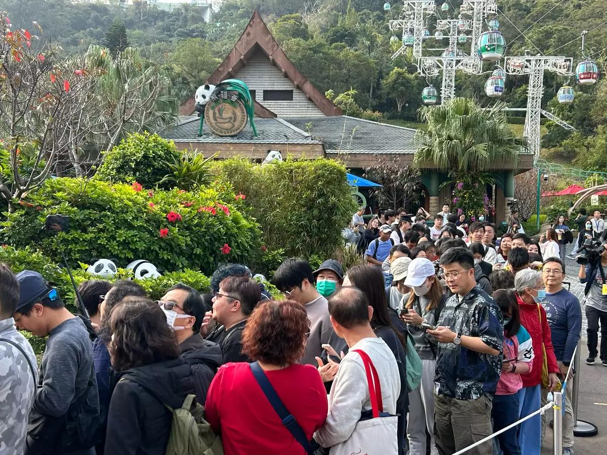 市民依指示在熊貓館外排隊。(巴士的報記者攝)