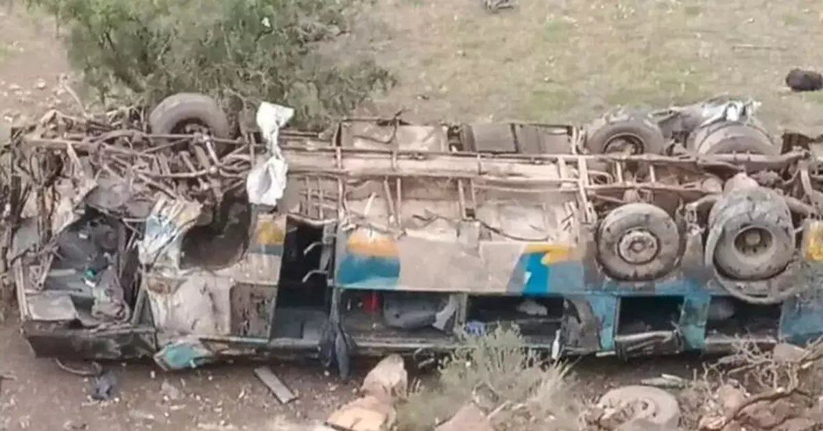 玻利維亞巴士墜峽谷 至少31死15傷