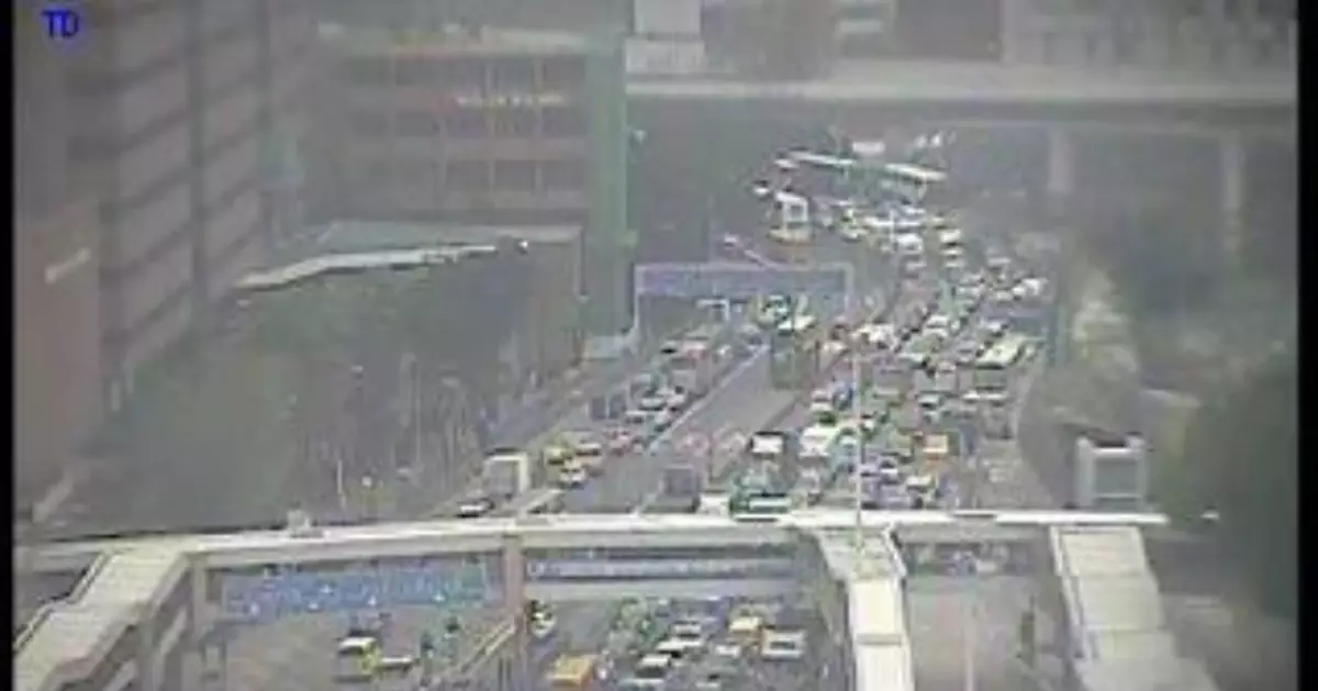 因緊急維修紅隧往港島方向管道快線已解封　車龍逐步消散