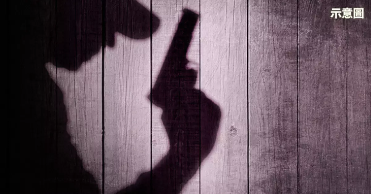 斯里蘭卡男為殺黑幫頭目　挖書藏槍、假扮律師法庭上行兇