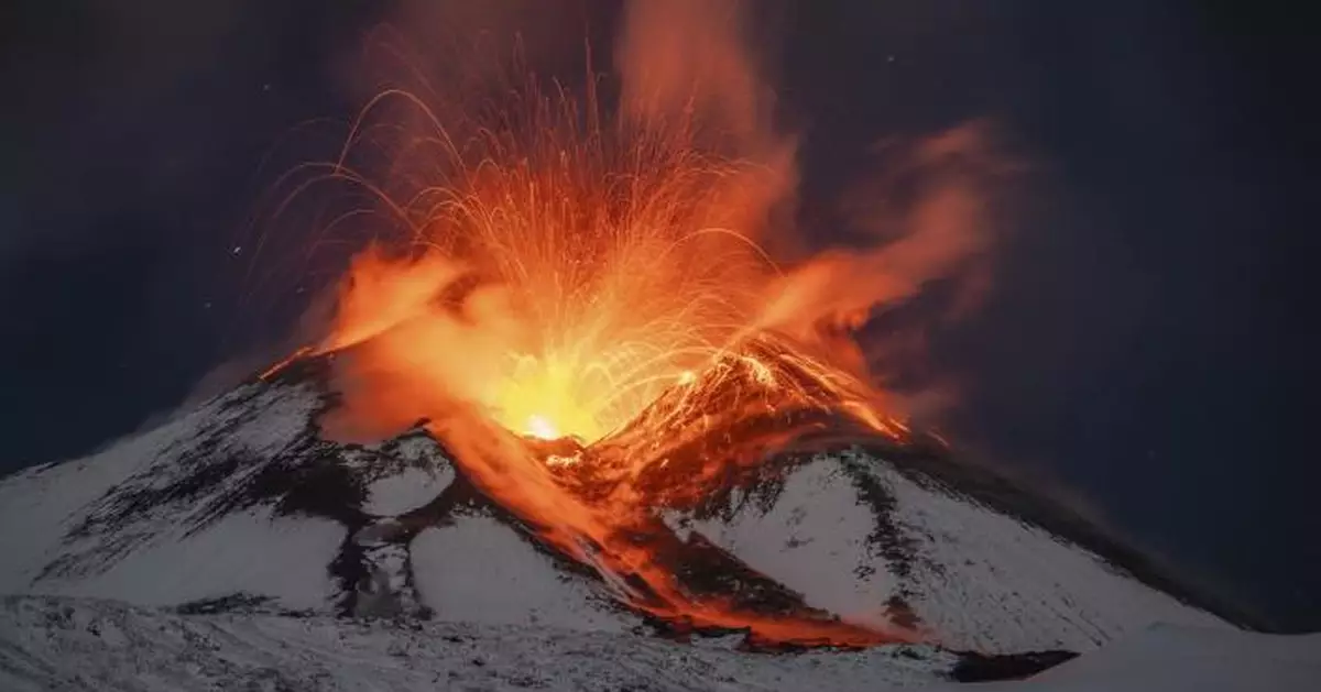 意大利火山爆發 遊客罔顧安全在熔岩燒香腸泡咖啡