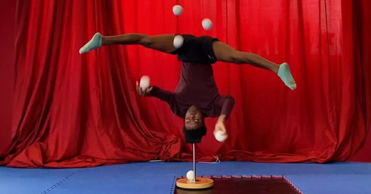 哥倫比亞雜耍男倒立玩5粒拋波 堅持45分鐘創世界紀錄