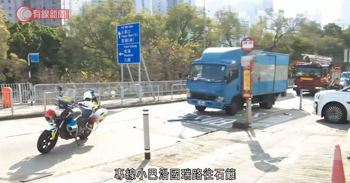 荃灣小巴上落客時遭尾隨貨車撞 8人傷