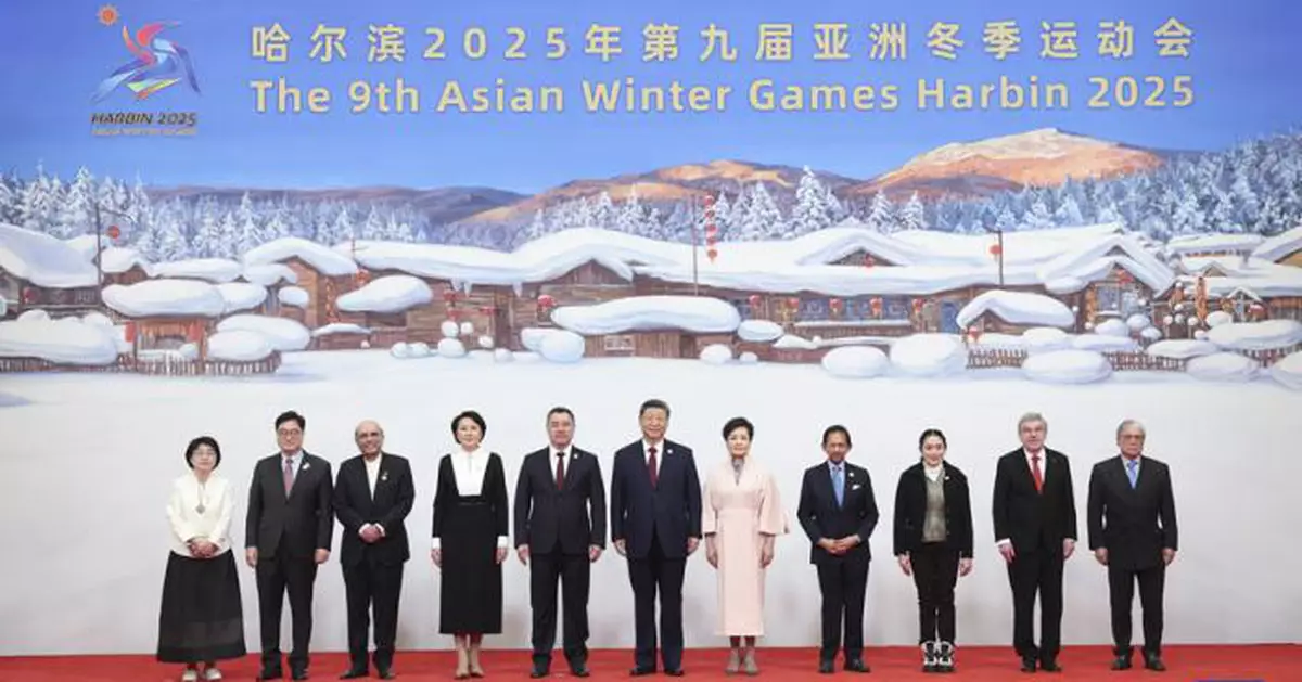 亞冬會各代表團先後進場　習近平向國家代表團及現場群眾揮手致意