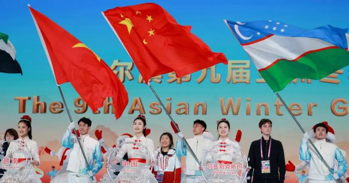亞冬會閉幕　國家隊徐夢桃與中國香港代表團甄浩天分任持旗手