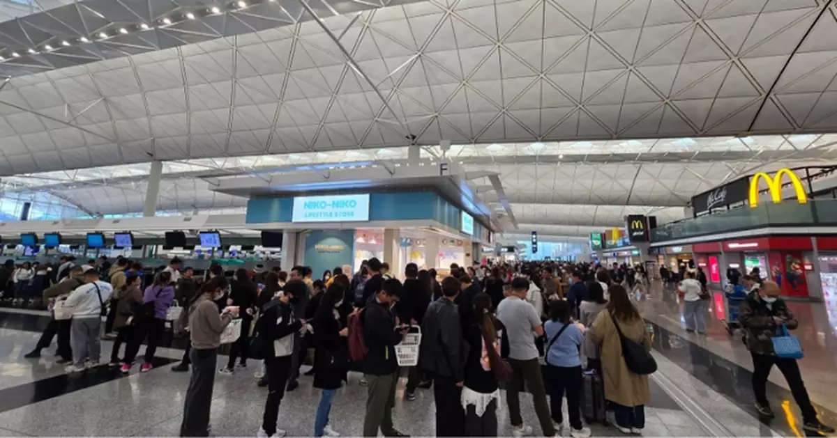 機場清晨「打蛇餅」為搶1物 有人登機前5分鐘仍在排 網驚：不如親身到日本買