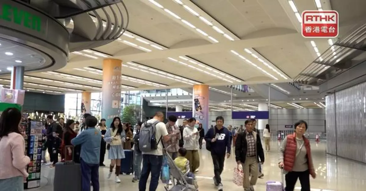不少市民避開人流高峰經港珠澳大橋返港　過關排隊時間不算久