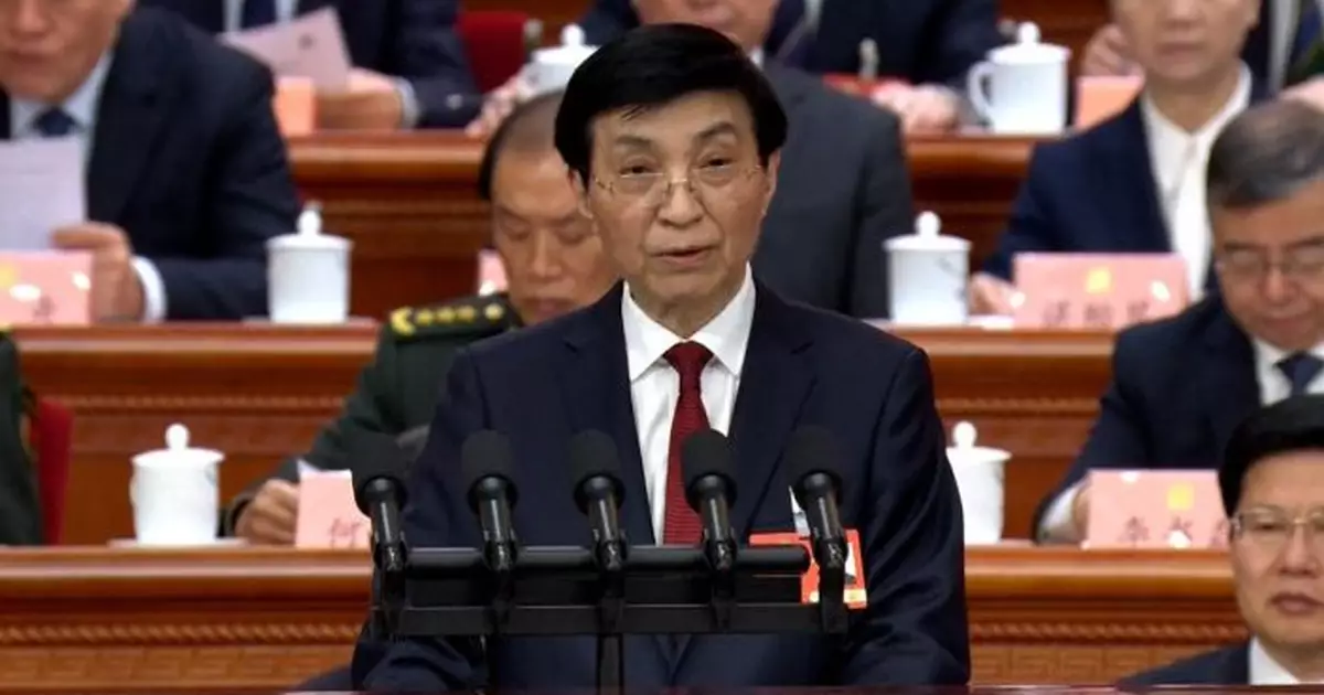 中央代表團向新疆贈送習近平題詞賀匾及紀念品 王滬寧出席