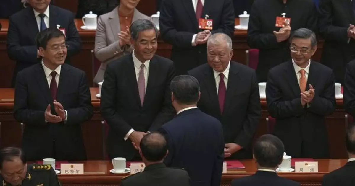 全國兩會｜人大會議閉幕習近平離場前與梁振英何厚鏵打招呼