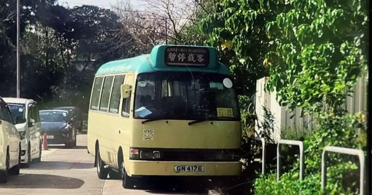 停泊荃錦公路小巴被擅自駛走後撞毁 警方拉涉案4少年
