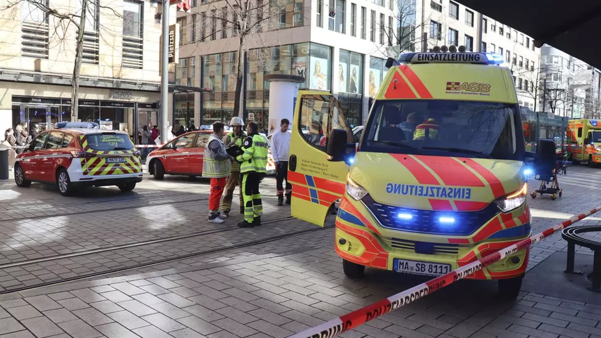 德國西南部城市曼海姆汽車撞向人群事件,造成兩人死亡,11人受傷。(AP圖片)