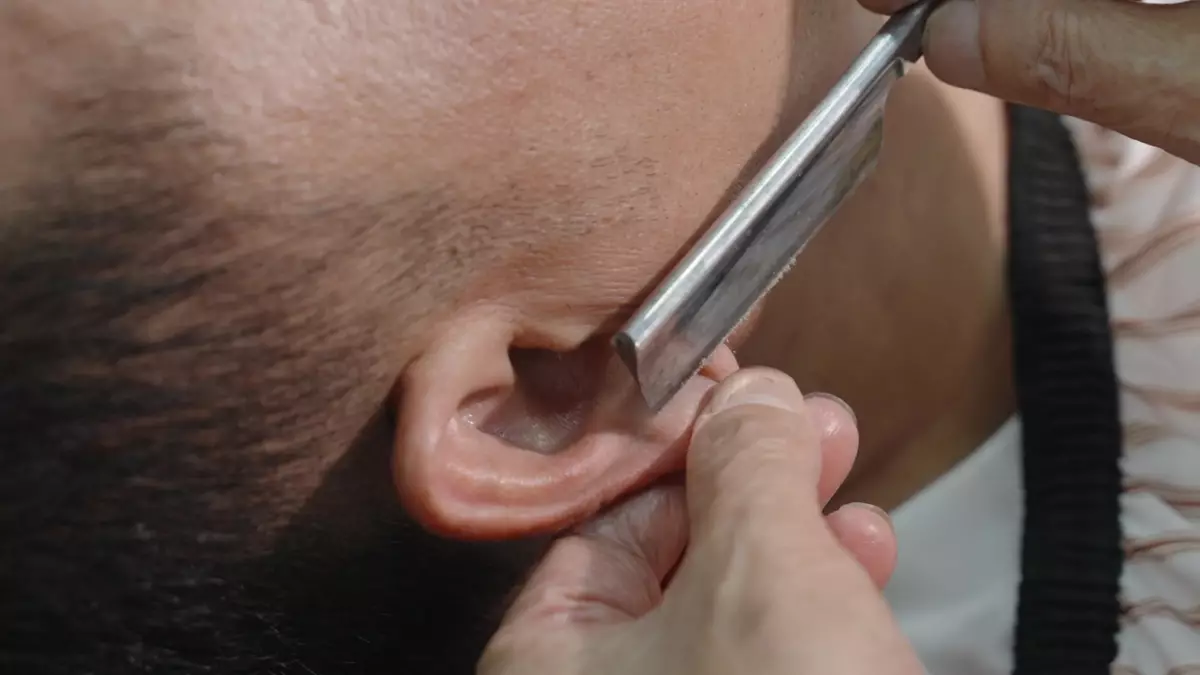麥包喺揚州Style Barber Shop嚟個「三把刀」體驗。