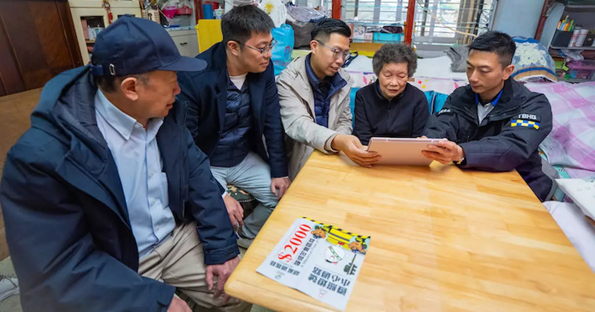 警方聯同關愛隊順安邨家訪「老友記」宣揚道路安全信息