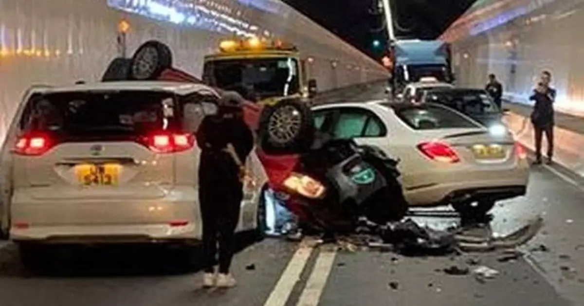 城門隧道3車相撞 的士司機一度被困 4人受傷送院