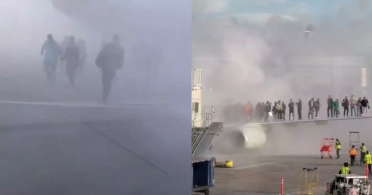 美航客機丹佛國際機場起火濃煙滾滾 乘客站機翼一字排開等候疏散