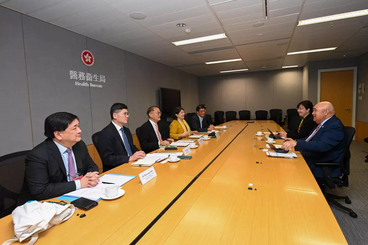 盧寵茂(左三)與正在訪問香港的世界衞生組織西太平洋區域主任Saia Ma'u Piukala(右一)會面,就公共衞生相關議題作交流。 政府新聞處圖片
