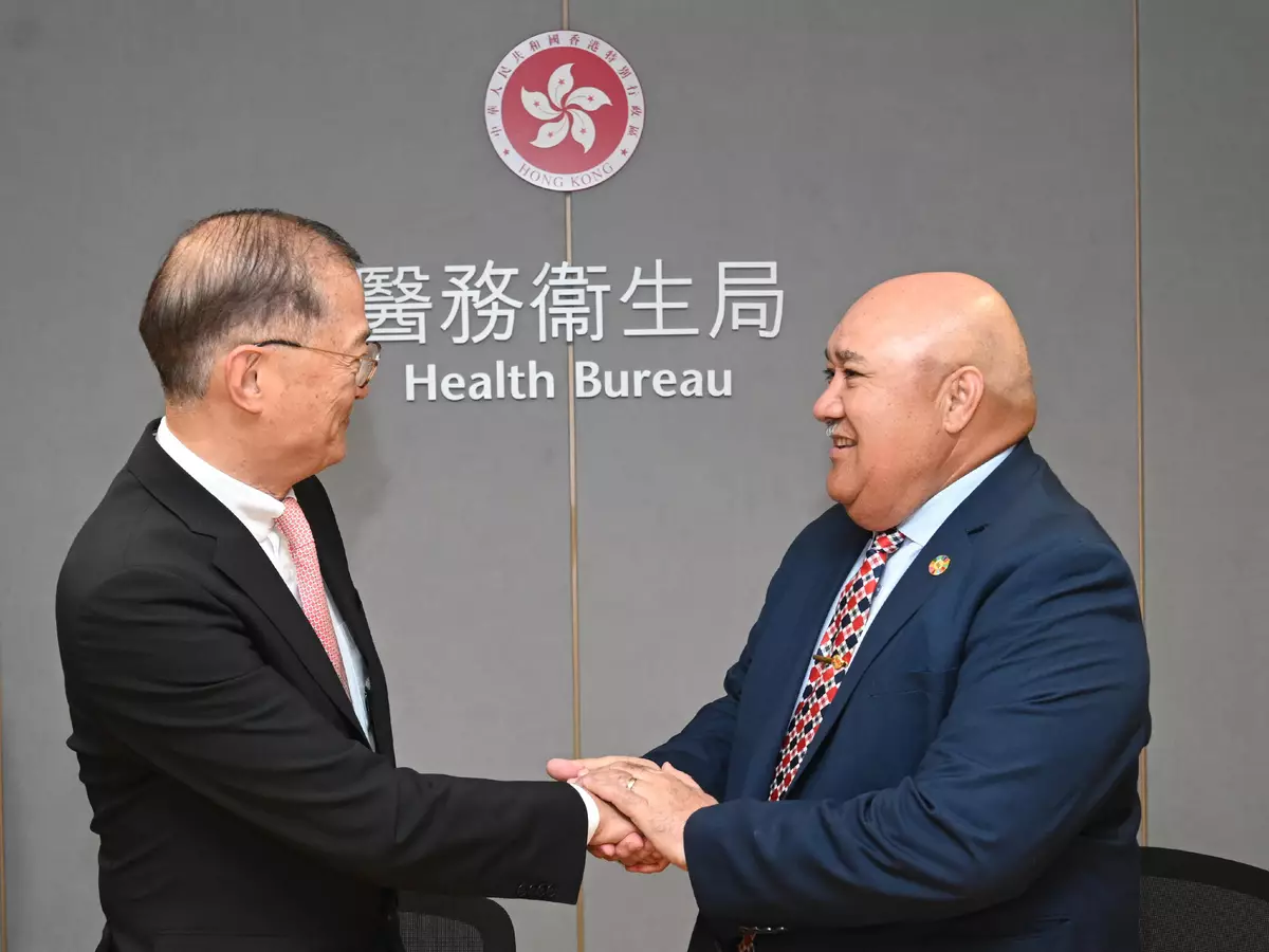 盧寵茂教授(左)與正在訪問香港的世界衞生組織西太平洋區域主任Saia Ma'u Piukala(右)會面,就公共衞生相關議題作交流。政府新聞處圖片
