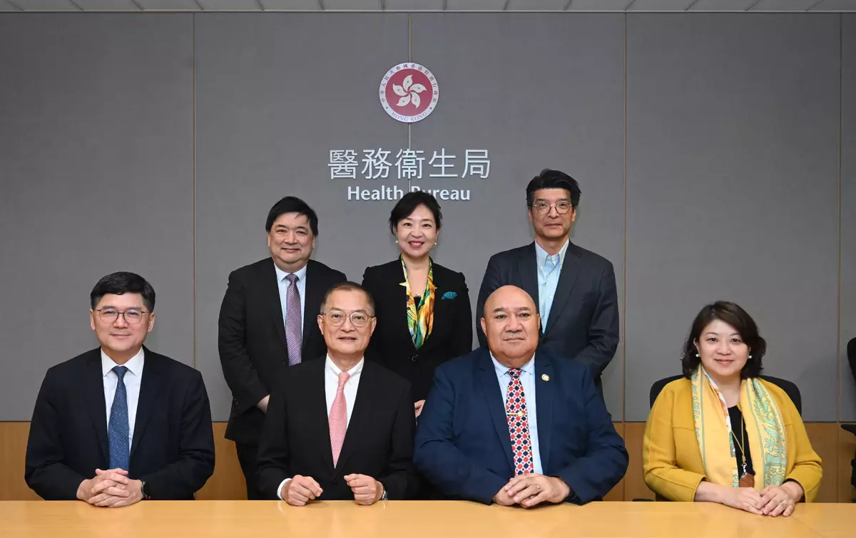 盧寵茂(前排左二)、Saia Ma’u Piukala(前排右二)、醫衞局副局長李夏茵(前排右一)、醫院管理局行政總裁高拔陞(前排左一)和多位醫衞局及衞生署官員在會議後合照。政府新聞處圖片
