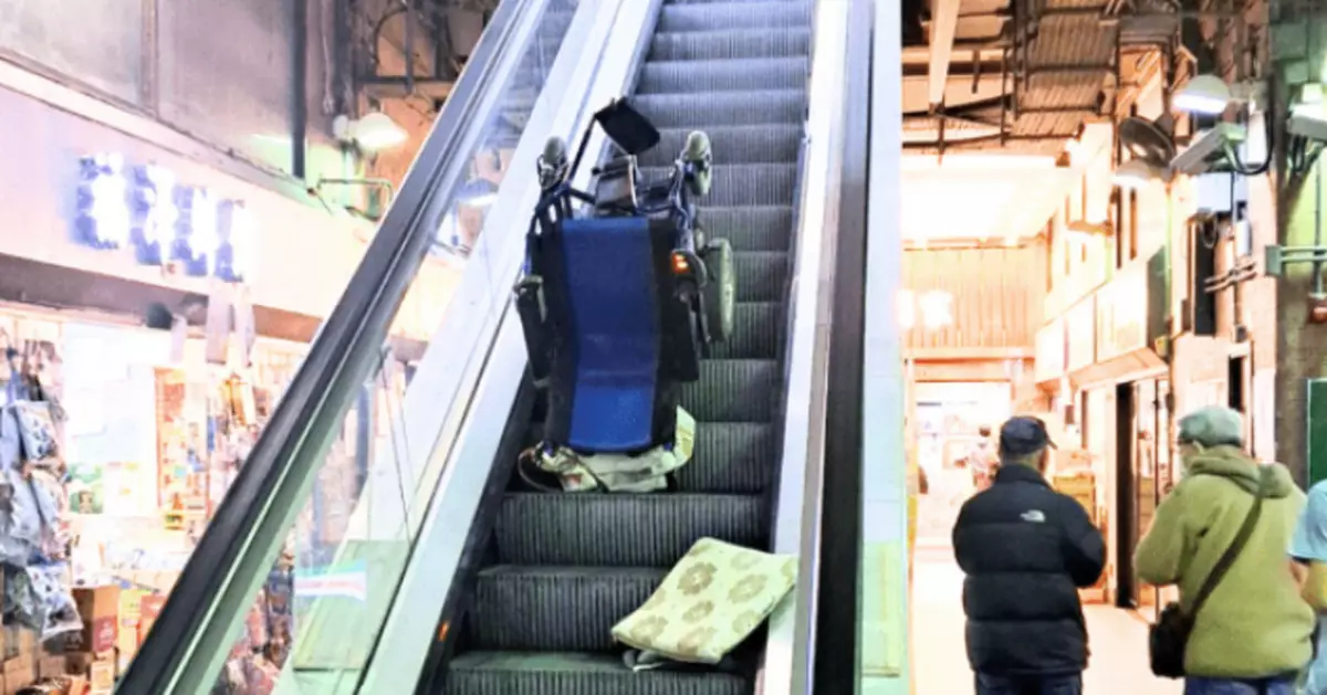 輪椅長者屯門搭扶手梯翻倒險釀意外 幸得身後男子扶住