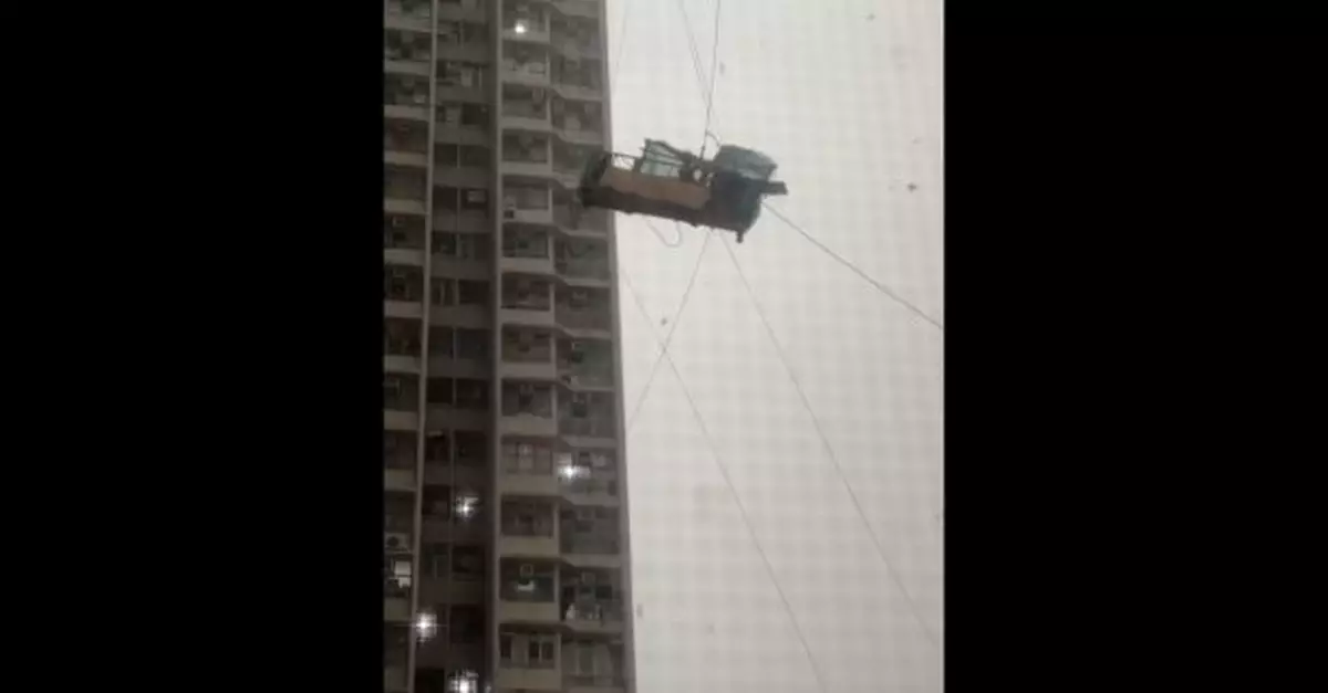 天水圍有工人吊船上於半空被吹到左搖右擺其後獲救