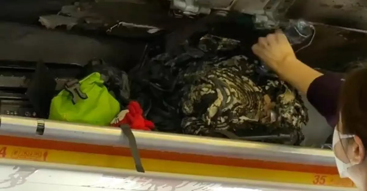香港航空客機行李架起火　片段顯示機艙服務員用樽裝水向行李淋水