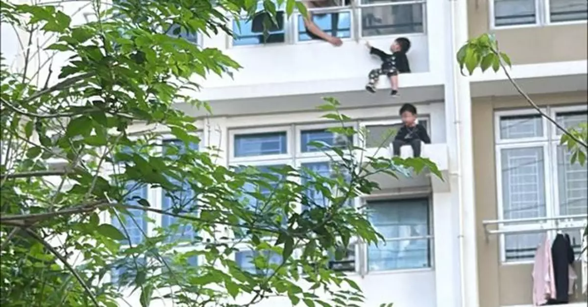皇后山邨兩童一度危坐單位外牆及窗台　由消防帶回安全位置