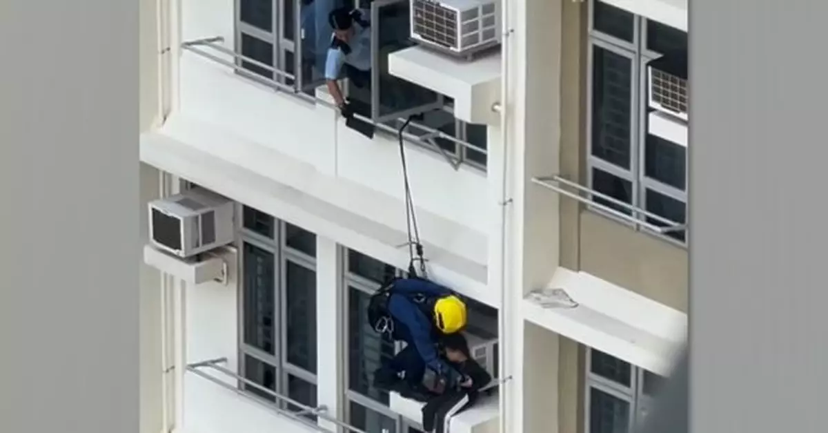 皇后山邨兩童危坐窗台警方拘父母　消息：案發時兩童父母正睡覺