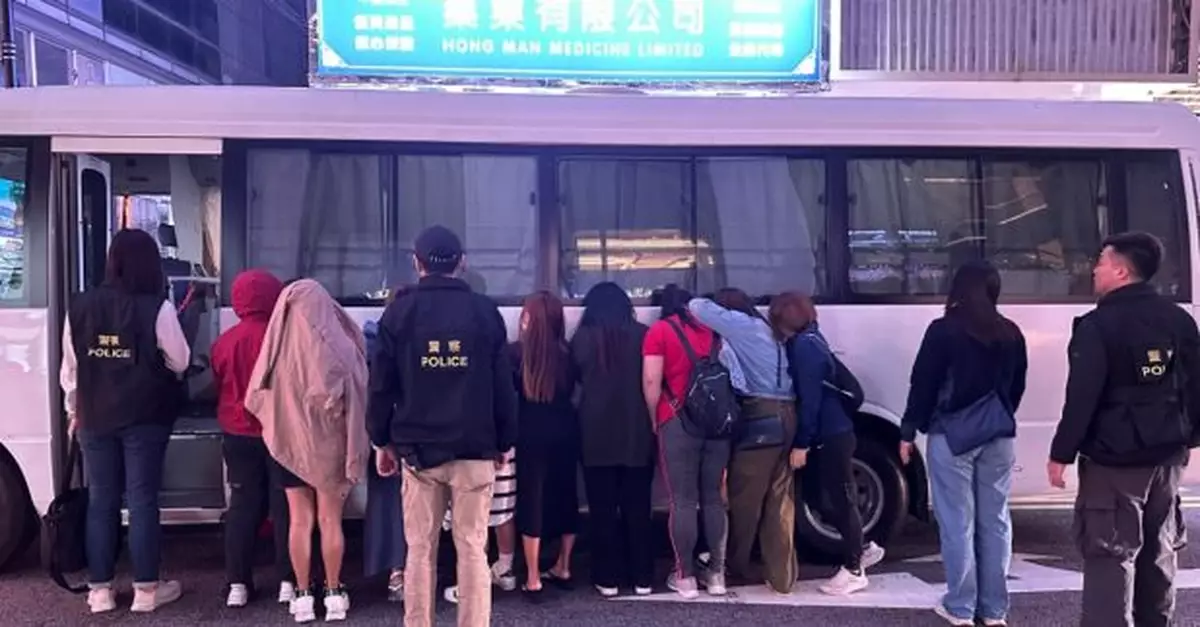 警方在利源西街樓上單位搗破懷疑無牌酒吧拘捕32人