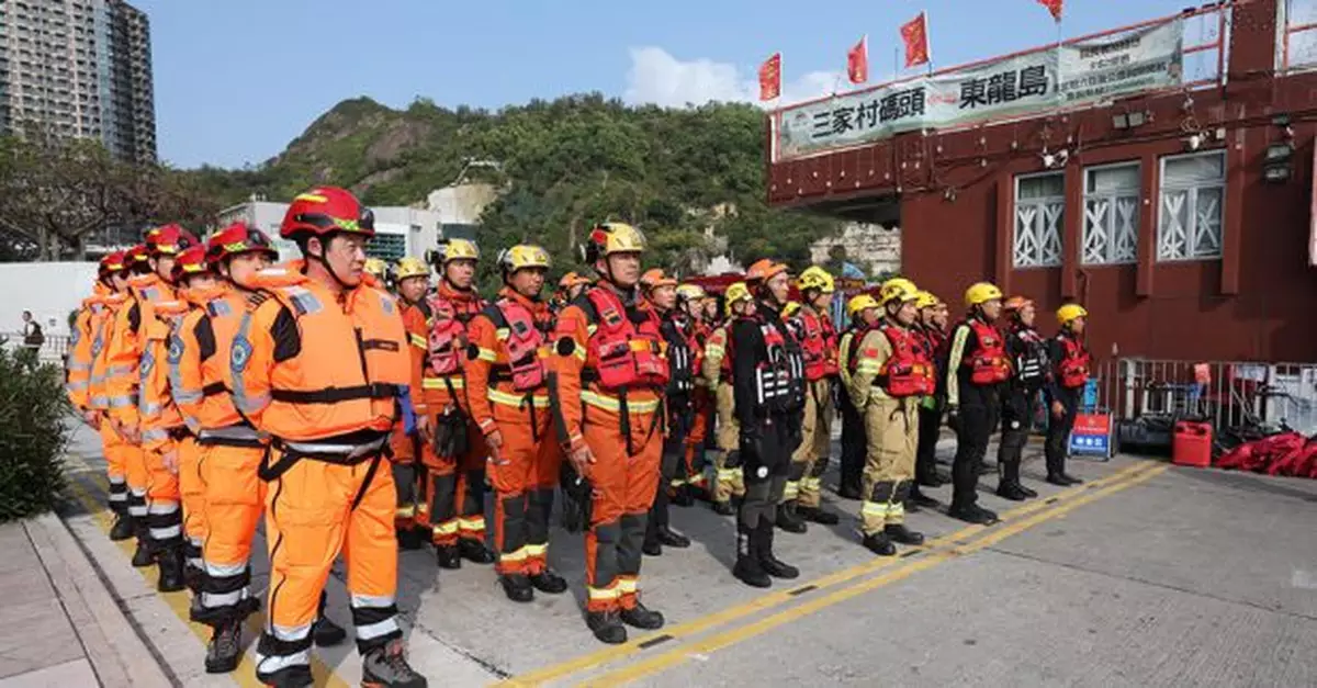 演練模擬多區樓宇坍塌　粵政府派60名隊員13輛消防車來港支援