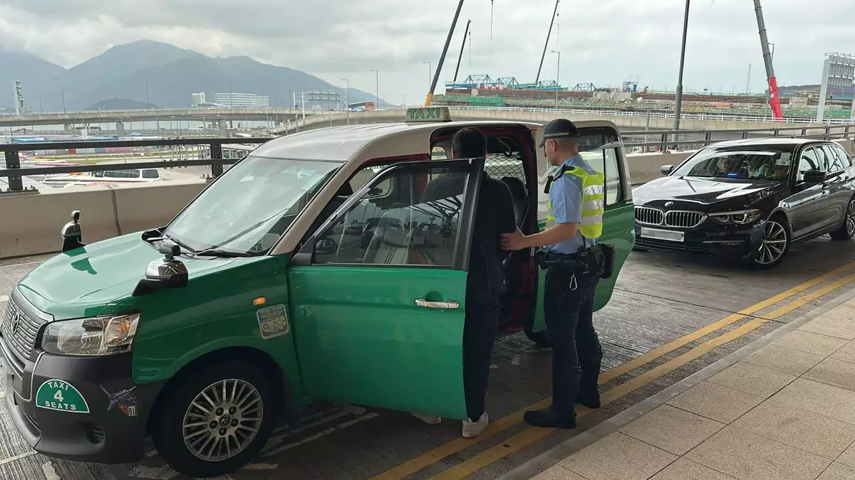 涉案的士正被扣留檢驗。警方圖片