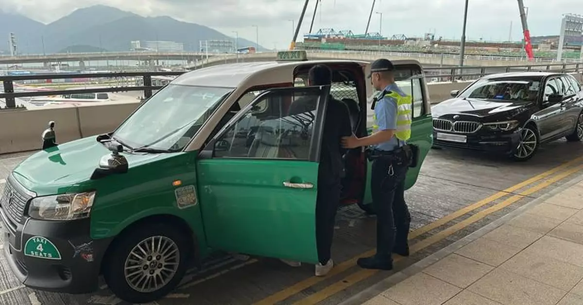警方大嶼山「放蛇」打擊的士濫收車資 拘捕兩名司機