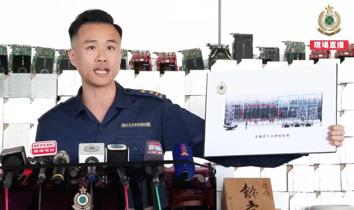 香港海關港口及海域科貨櫃貨物檢查組署理高級督察黎子康向傳媒講述行動詳情。香港海關FB