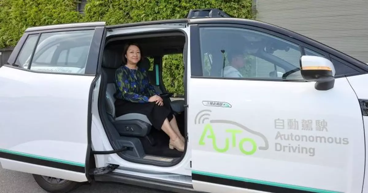 運輸署署長到機場島試坐自動駕駛汽車　測試至今運作大致暢順