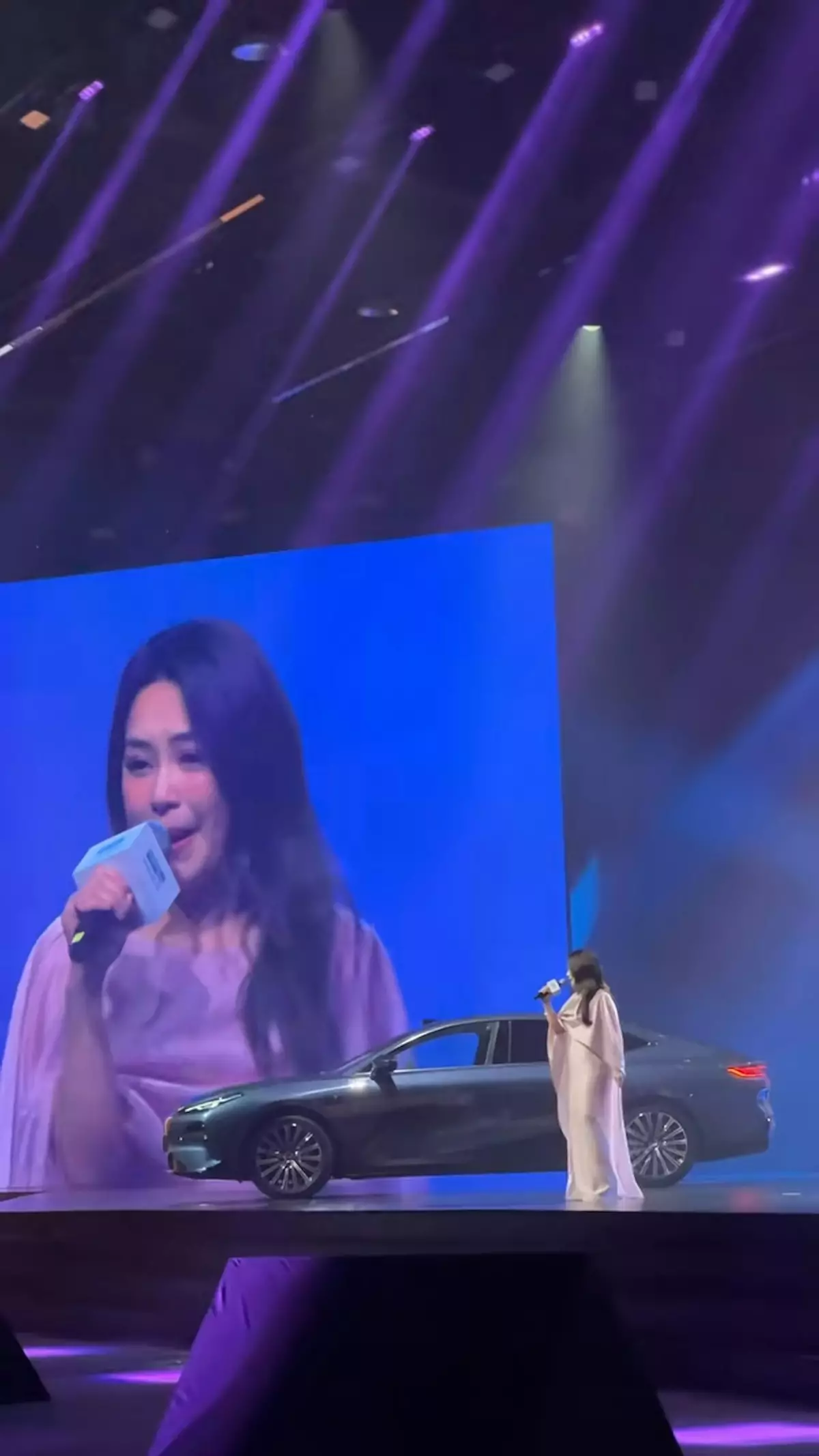 阿嬌早前商演時又被影到身形暴脹。