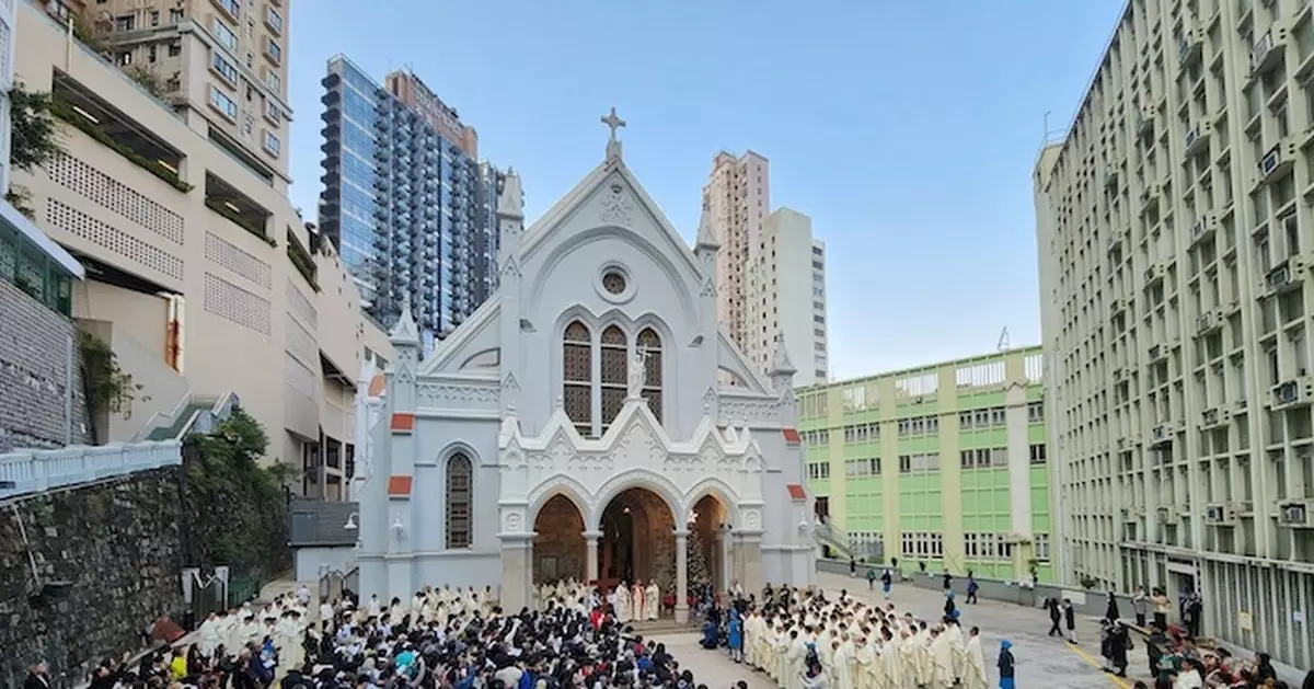 教宗逝世｜港教徒到聖母無原罪主教座堂悼念 曾蔭權﹕方濟各仁慈仁愛謙遜勇毅