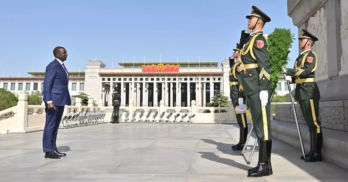 肯尼亞總統魯托訪華 向人民英雄紀念碑敬獻花圈