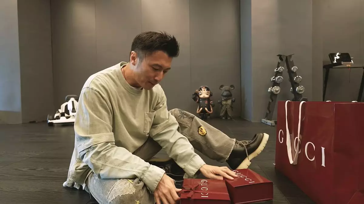 霆鋒開箱Gucci專登為他專屬訂製的結他皮帶及接收器的皮套。